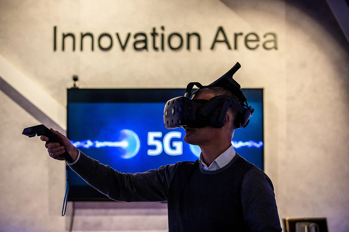 <div class="paragraphs"><p>An employee wears a virtual reality headset at the Telefonica SA innovation center in Barcelona, on Jan. 21, 2021. (Photographer: Angel Garcia/Bloomberg)</p></div>