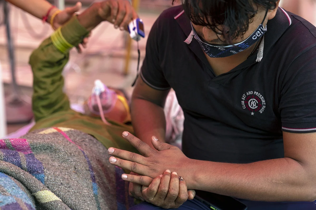 <div class="paragraphs"><p>Relatives attend to a Covid-19 patient receiving free oxygen at the Shri Guru Singh Sabha Gurudwara in the Indirapurma township of Ghaziabad, Uttar Pradesh. (Photographer: Sumit Dayal/Bloomberg)</p></div>