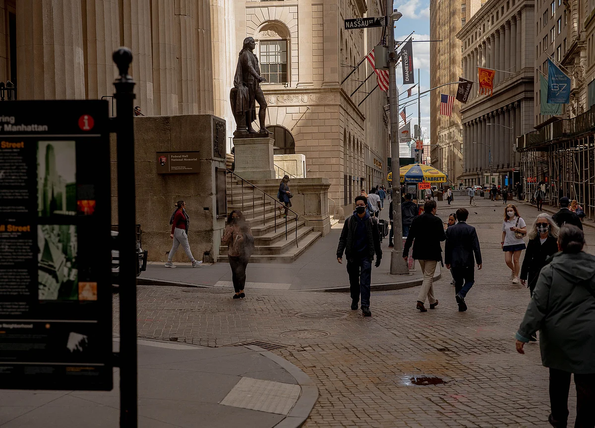 Wall Street Bids Up Junior Banker Salaries in Battle for Talent