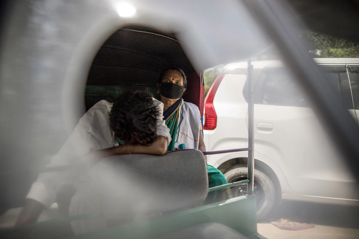 <div class="paragraphs"><p>A woman waits with her son in a rickshaw they seek medical oxygen at a Gurdwara in New Delhi, India. (Photographer: Anindito Mukherjee/Bloomberg)</p></div>