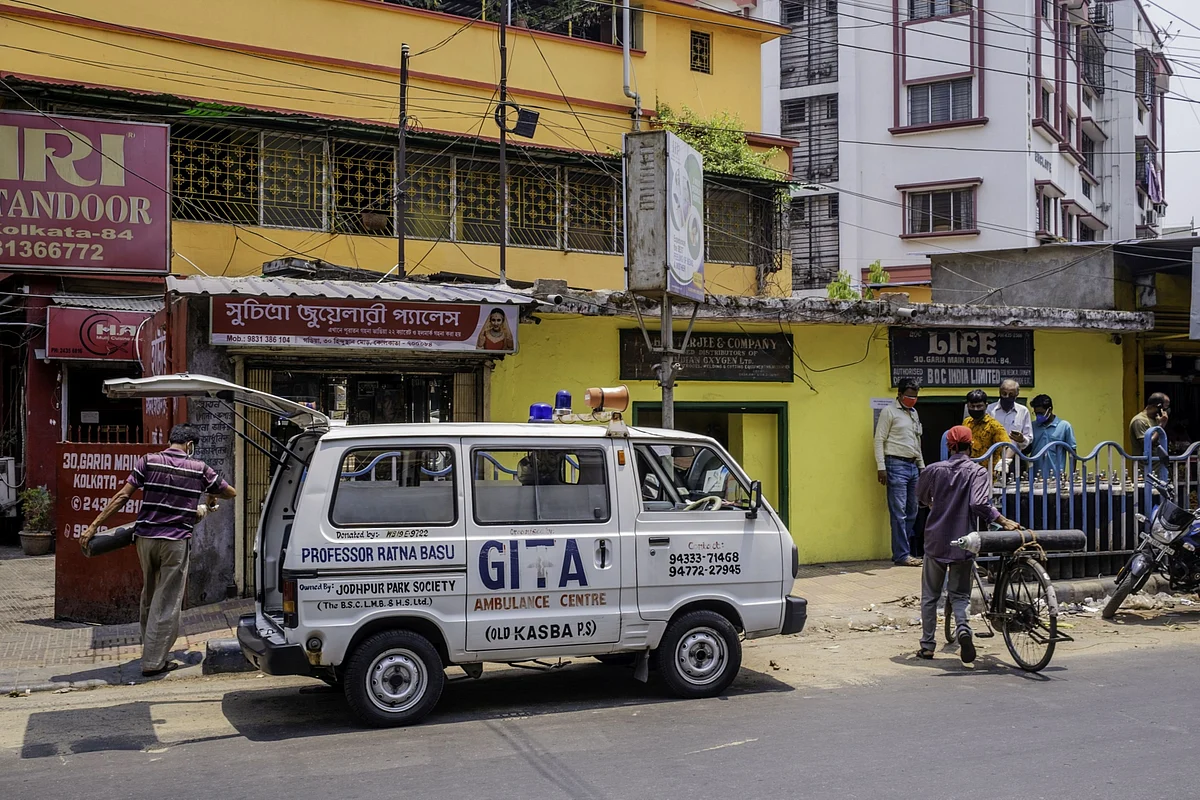 <div class="paragraphs"><p>People visit an oxygen refilling station that has run out of cylinders in Kolkata, India. (Photographer: Arko Datto/Bloomberg)</p></div>