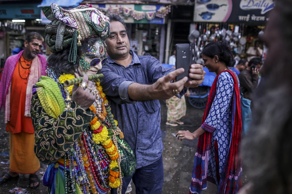 <div class="paragraphs"><p>A man uses his phone camera, in Nashik, Maharashtra. (Photographer: Dhiraj Singh/Bloomberg)</p></div>