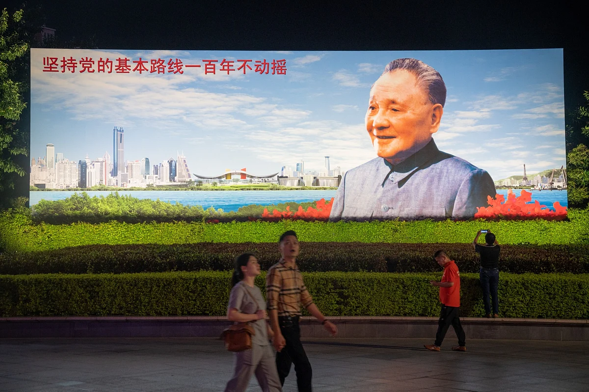 <div class="paragraphs"><p>People walk through Deng Xiaoping Portrait Square in Shenzhen, on Nov. 19, 2020. (Photographer: Yan Cong/Bloomberg)</p></div>