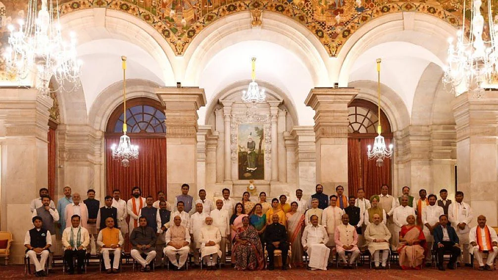 <div class="paragraphs"><p>Prime Minister Narendra Modi with new members of the Council of Ministers that too oath on July 7. (Photo: PMO twitter handle)</p></div>