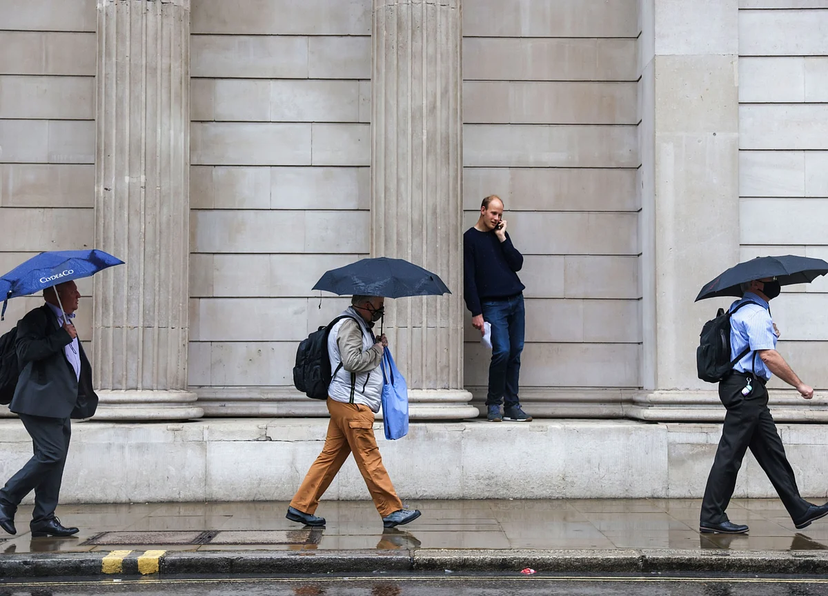U.K. Furloughed Jobs Plunge by 1.2 Million as Economy Reopens