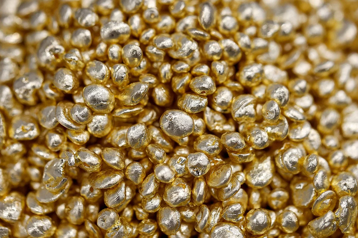 Gold Trims Fourth Weekly Gain as Powell Defends Fed Stimulus