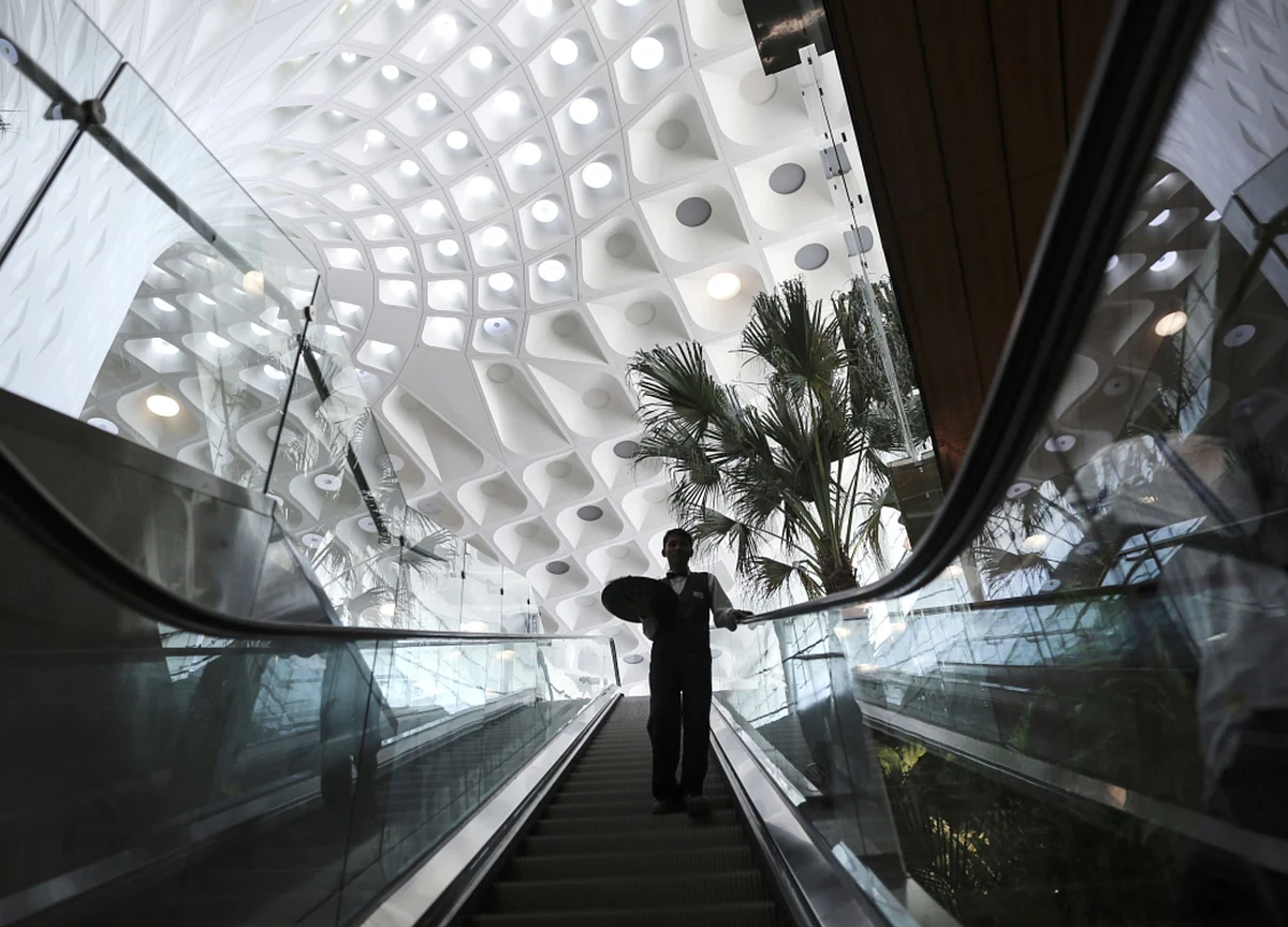 Billionaire Adani to Control Mumbai Airport in Rebound Bet