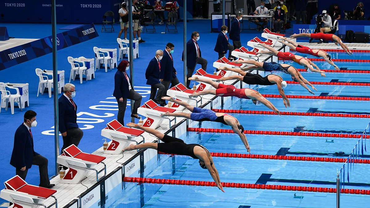 <div class="paragraphs"><p>Swimmers dive into a pool during a semifinal of the women's 200-meter individual medley during the Olympic Games in Tokyo, on July 27, 2021. (Photographer: Noriko Hayashi/Bloomberg)</p></div>