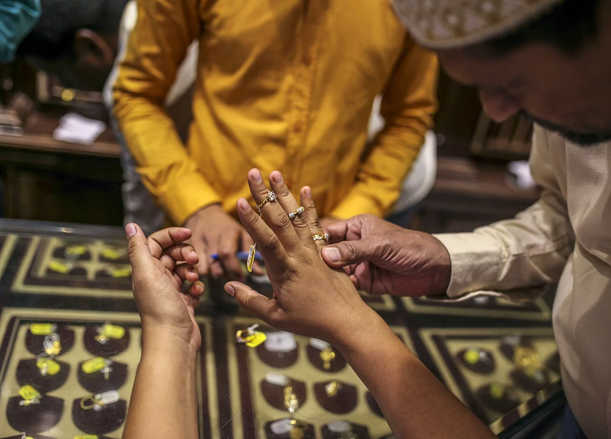 Gold Imports by India Edge Higher on Easing Virus Curbs