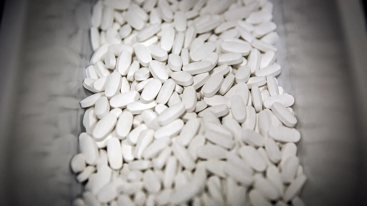 <div class="paragraphs"><p>A collection tray holds Simvastatin 10mg tablets during manufacture. (Photographer: Oliver Bunic/Bloomberg)</p></div>