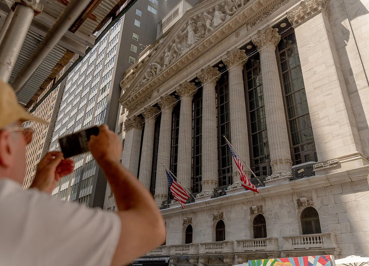Smart Money Had the Jump on Another Mid-Month Plunge in S&P 500