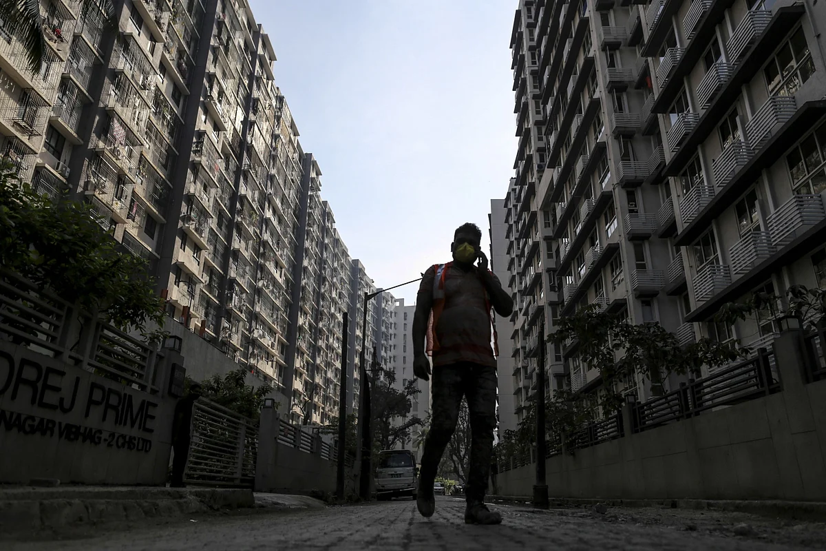 <div class="paragraphs"><p>A pedestrian walks in a residential housing complex in the Chembur suburb of Mumbai, India. (Photographer: Dhiraj Singh/Bloomberg)</p></div>