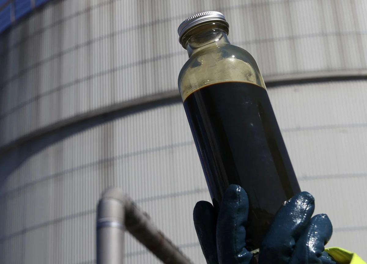Oil Climbs With Ida’s Impact in Focus While Dollar Retreats