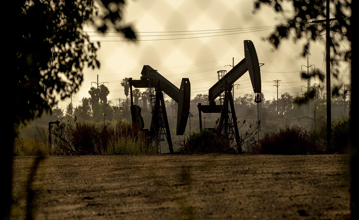 Oil Caps Worst Week in 10 Months as Delta Fears Shake Outlook