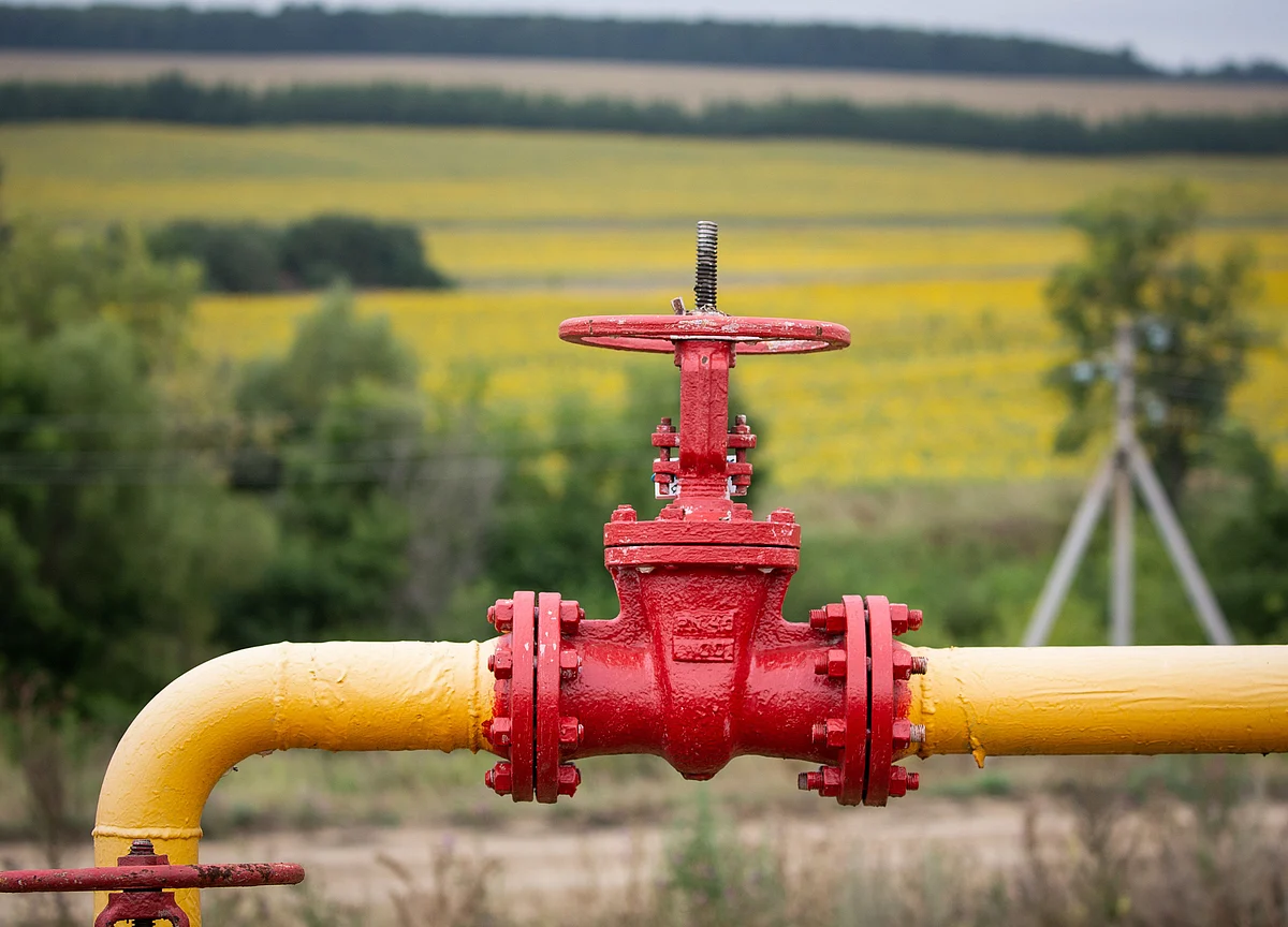 Oil Climbs on Confidence Demand to Hold Up Despite Viral Surge