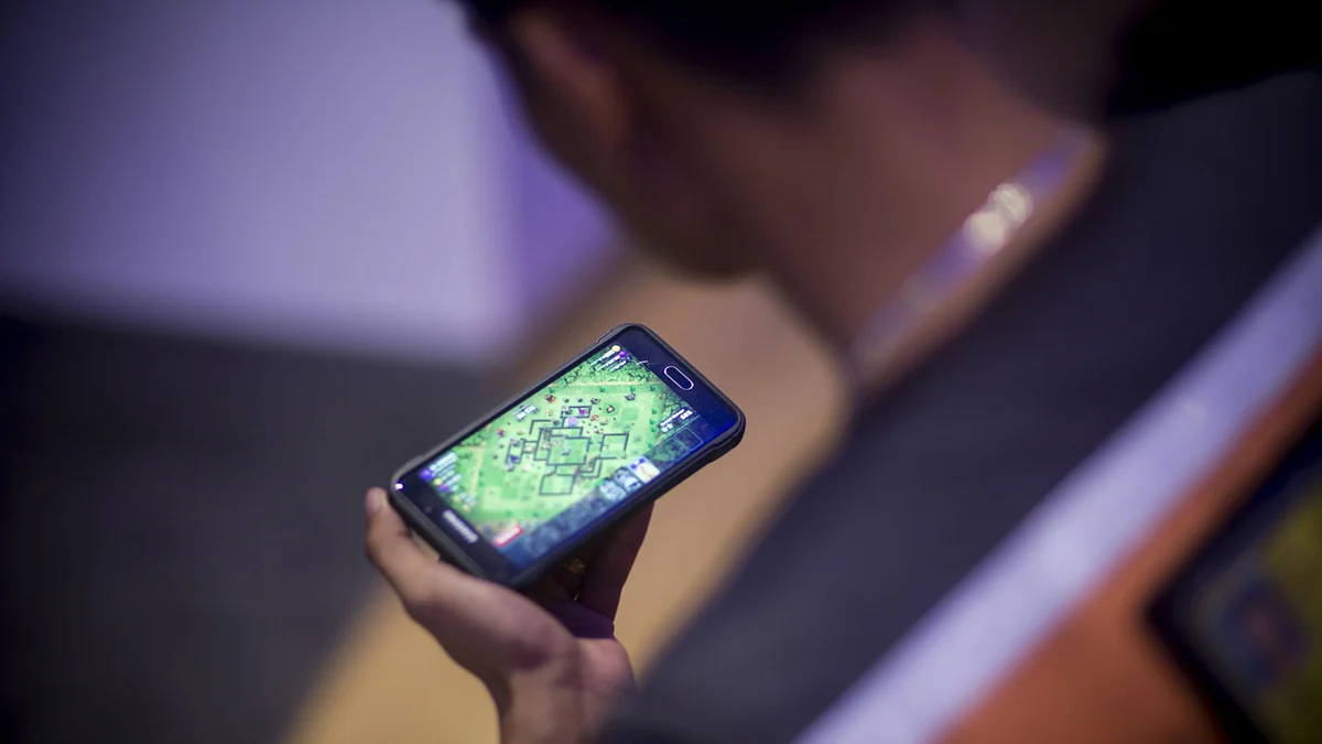 <div class="paragraphs"><p>A man plays a game on a smartphone. (Photographer: Brent Lewin/Bloomberg)</p></div>