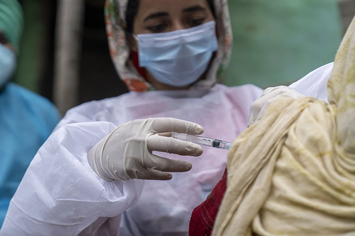 India Risks 600,000 Cases Daily Without More Shots, Study Says