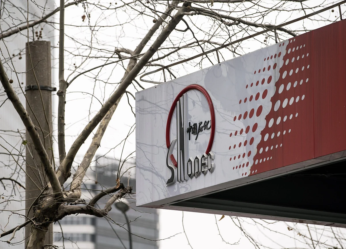 Biggest China Oil Refiner Said to Cut Runs as Delta Spreads