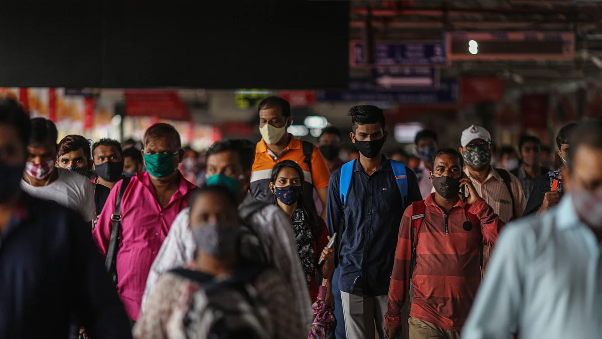 <div class="paragraphs"><p>Passengers on a pedestrian bridge at Dadar railway train station in Mumbai. (Photographer: Dhiraj Singh/Bloomberg)</p></div>