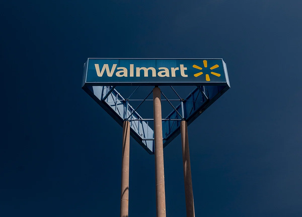 Walmart’s Slowing E-Commerce, Margin Weigh as Sales Beat