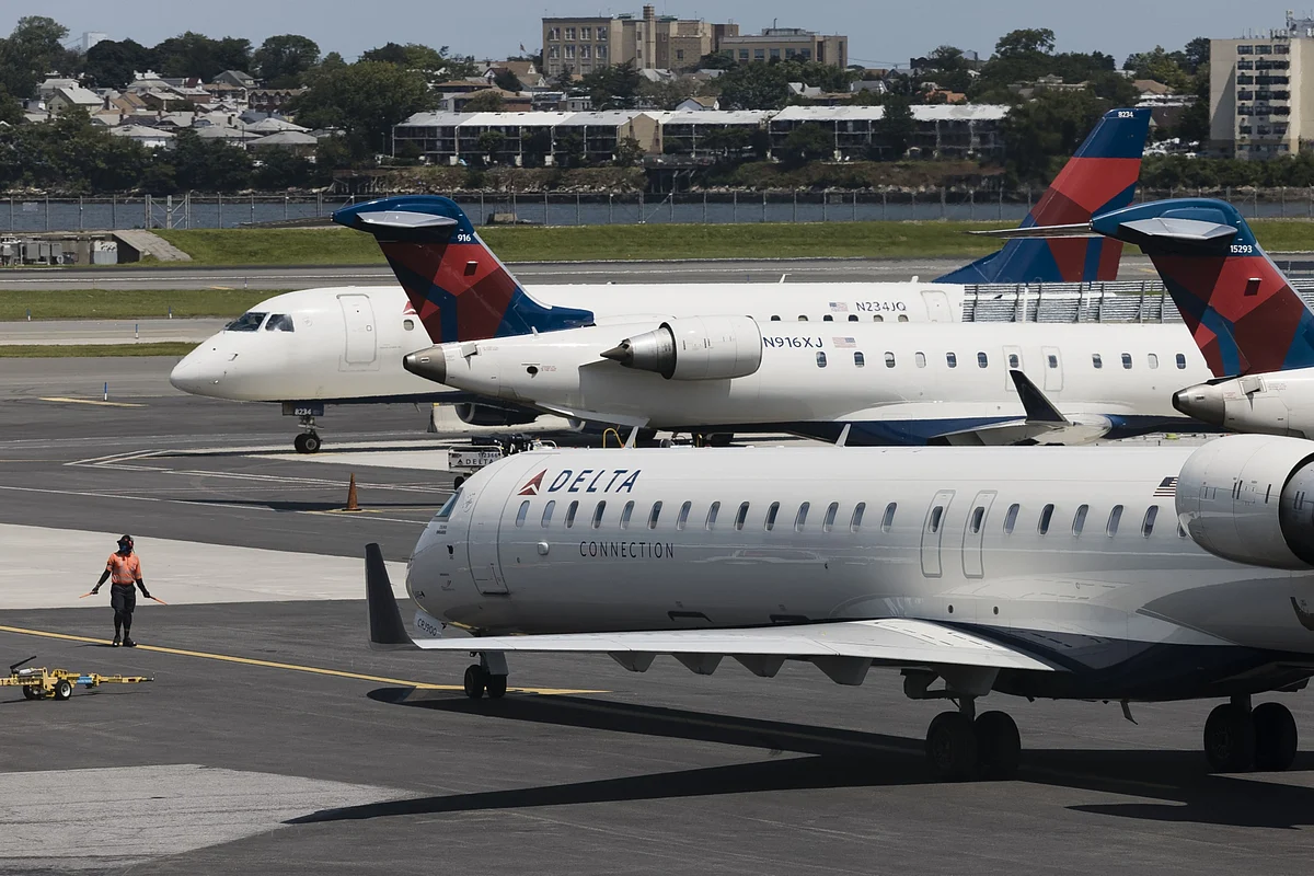 Delta Air Lines to Impose Monthly Surcharge on Unvaccinated Employees