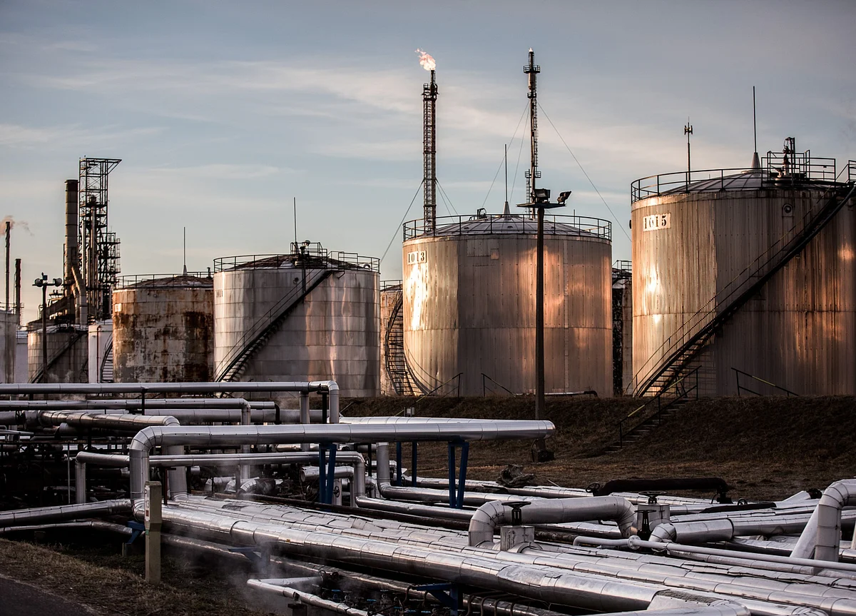 China Intervenes in Oil Market With Historic Sale of Reserves