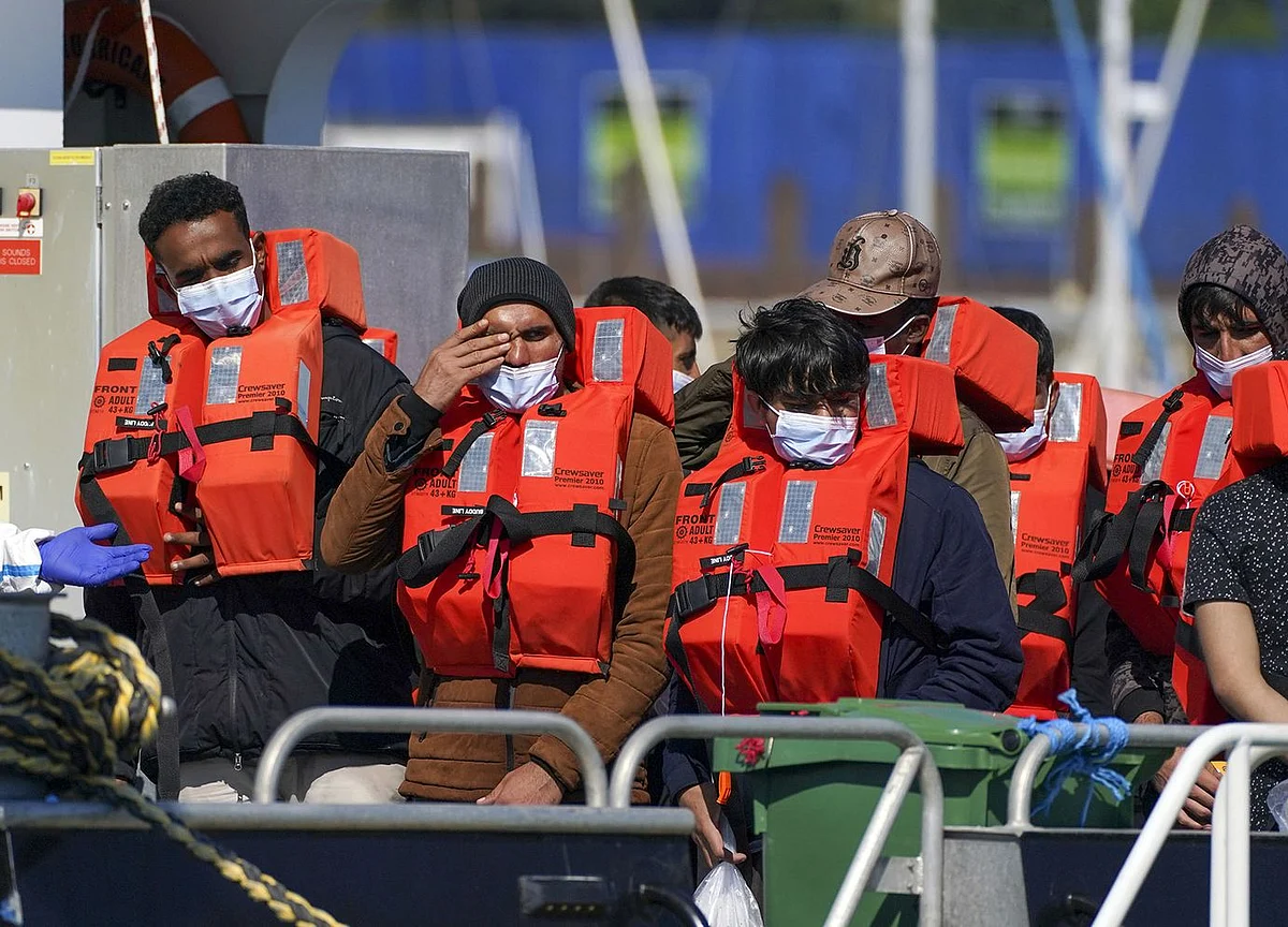 France Accuses U.K. of ‘Blackmail’ Over Migrant Crossings