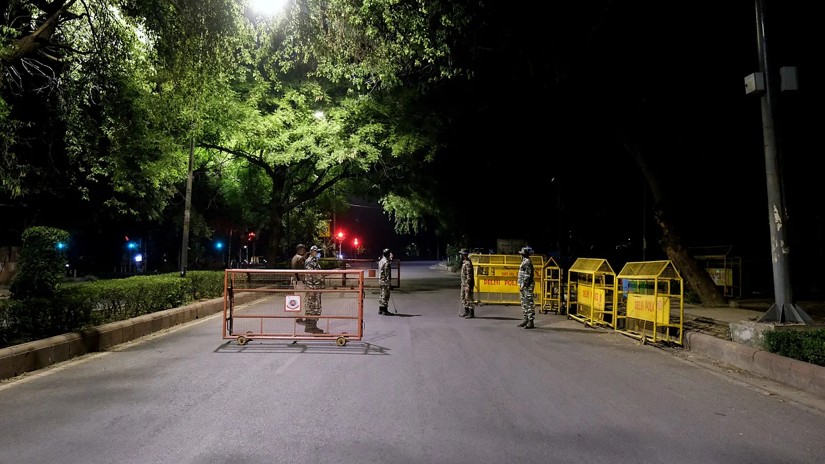 <div class="paragraphs"><p>Police and paramilitary forces barricade a road in New Delhi on April 19, 2021. (Photographer: T. Narayan/Bloomberg)</p></div>