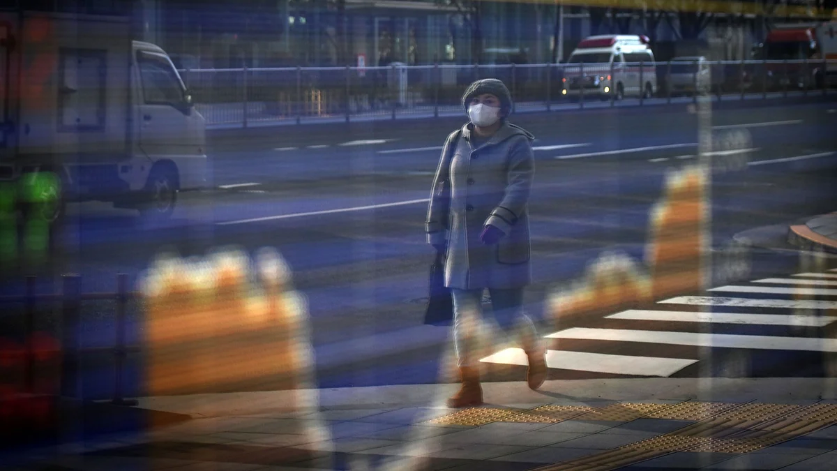 <div class="paragraphs"><p>A pedestrian wearing a protective mask is reflected in an electronic stock board outside a securities firm, on Jan. 4, 2021. (Photographer: Noriko Hayashi/Bloomberg)</p></div>