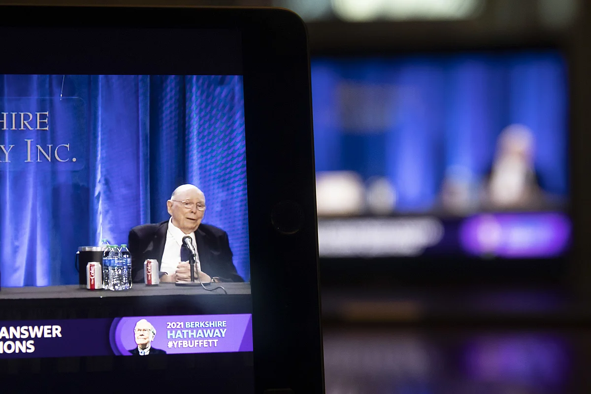 Berkshire’s Munger Says Now ‘Even Crazier’ Than Dotcom Bust