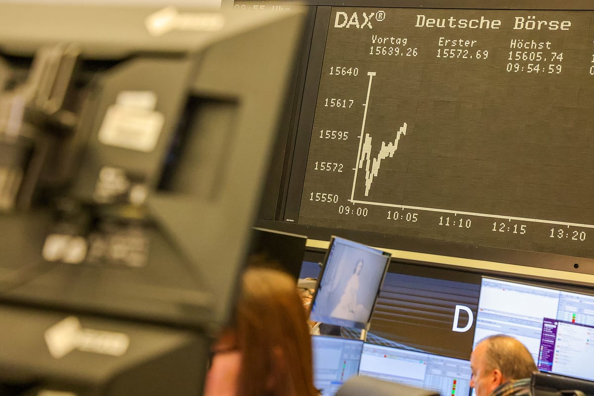 Stocks, Futures Drop as Bonds Rise on Ukraine Risk: Markets Wrap - Vimarsana News