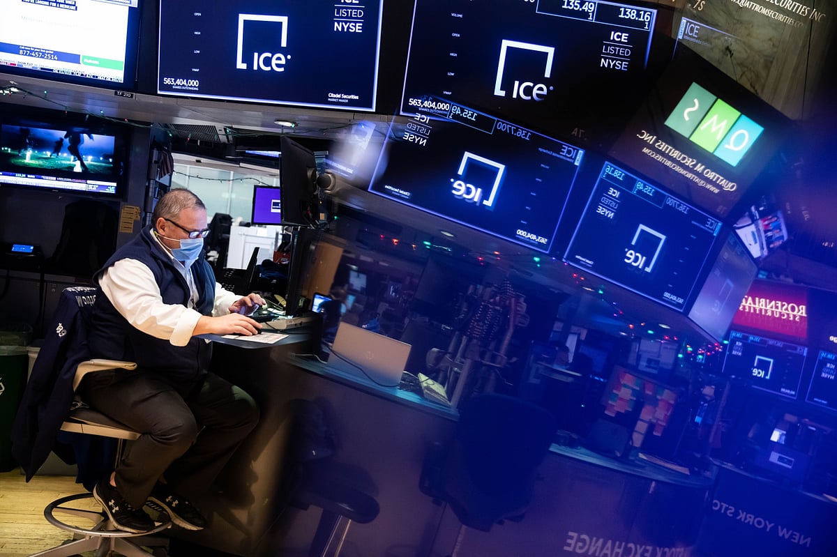 Stocks Drop as Havens Climb on Geopolitical Fears: Markets Wrap - Vimarsana News