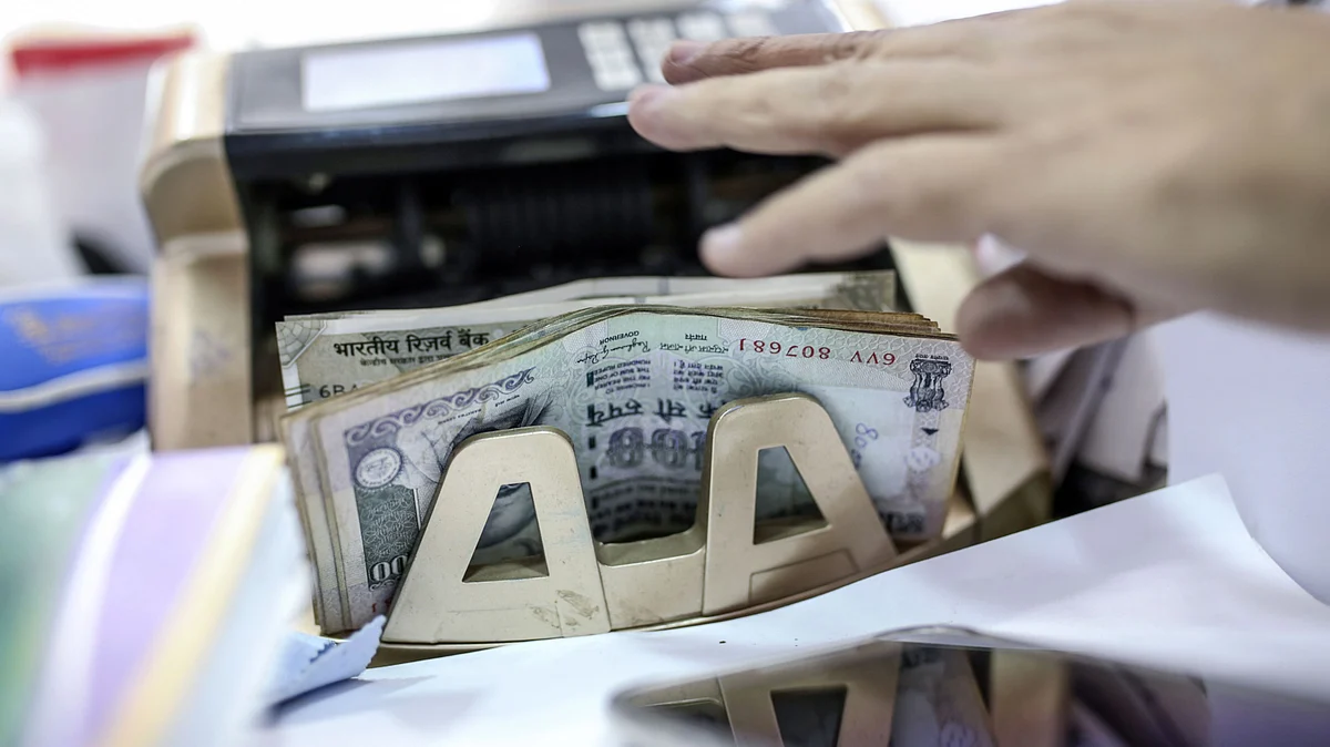 <div class="paragraphs"><p>Indian rupee banknotes are counted in India. (Photographer: Dhiraj Singh/Bloomberg)</p></div>