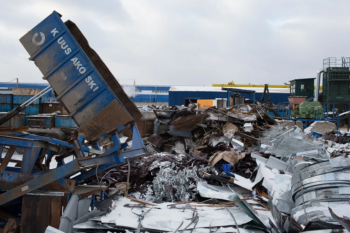 Moody’s Cuts Russia’s Rating Deeper Into Junk Territory to CA
