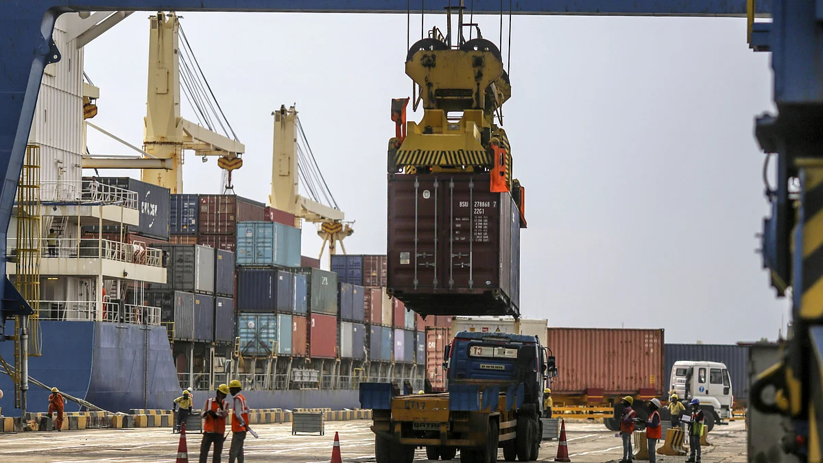 <div class="paragraphs"><p>A gantry crane unloads a container from a ship to a truck at Krishnapatnam Port in Krishnapatnam, Andhra Pradesh, India. (Photographer: Dhiraj Singh/Bloomberg)</p></div>