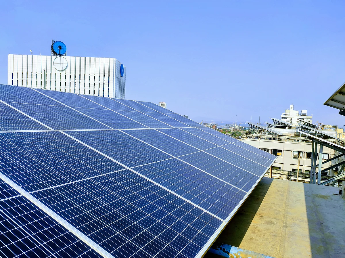 <div class="paragraphs"><p>Panel installation by Avishakti Solar at Mittal Towers, Nariman Point. (Source: BloombergQuint)</p></div>