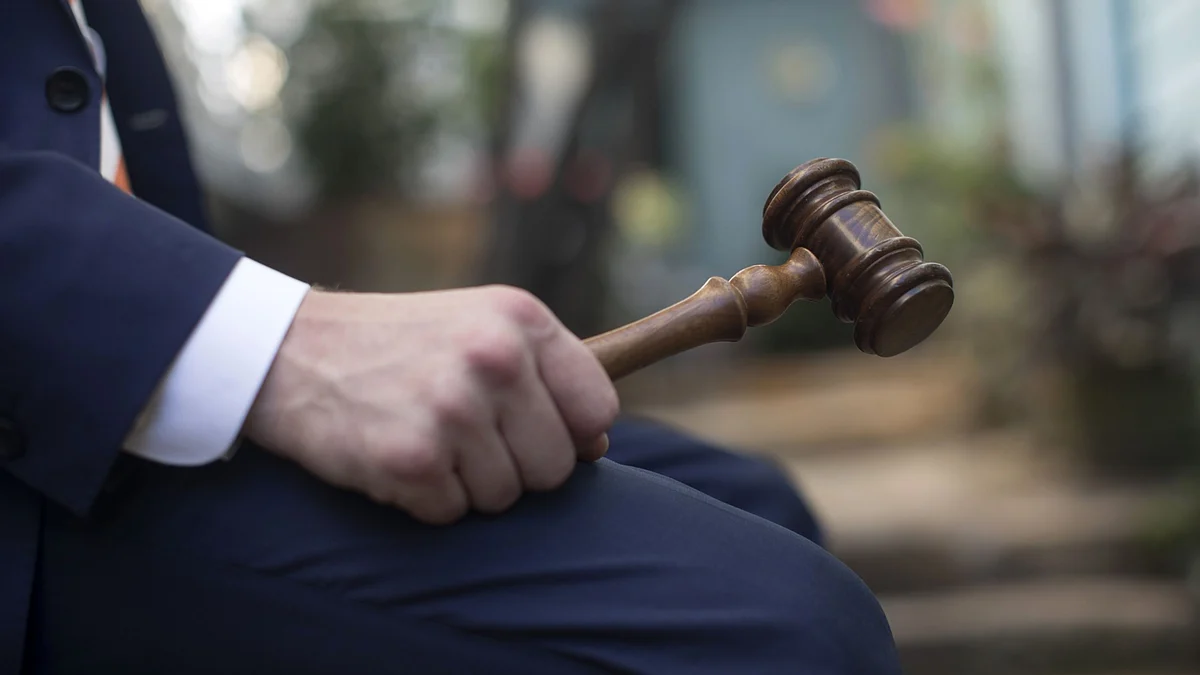 <div class="paragraphs"><p>A person holds a gavel. (Photographer: Brent Lewin/Bloomberg)</p></div>