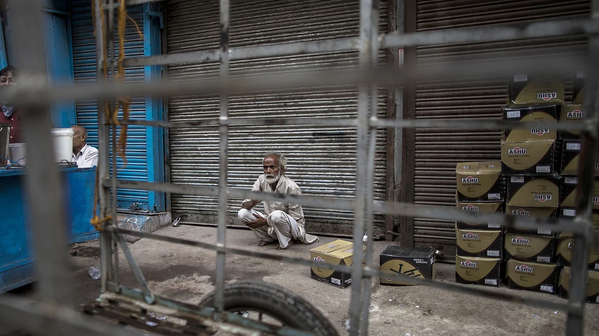 <div class="paragraphs"><p>A day laborer sits in front of a shuttered store in New Delhi, India, on Monday, Aug. 31, 2020. Photographer: Anindito Mukherjee/Bloomberg</p></div>