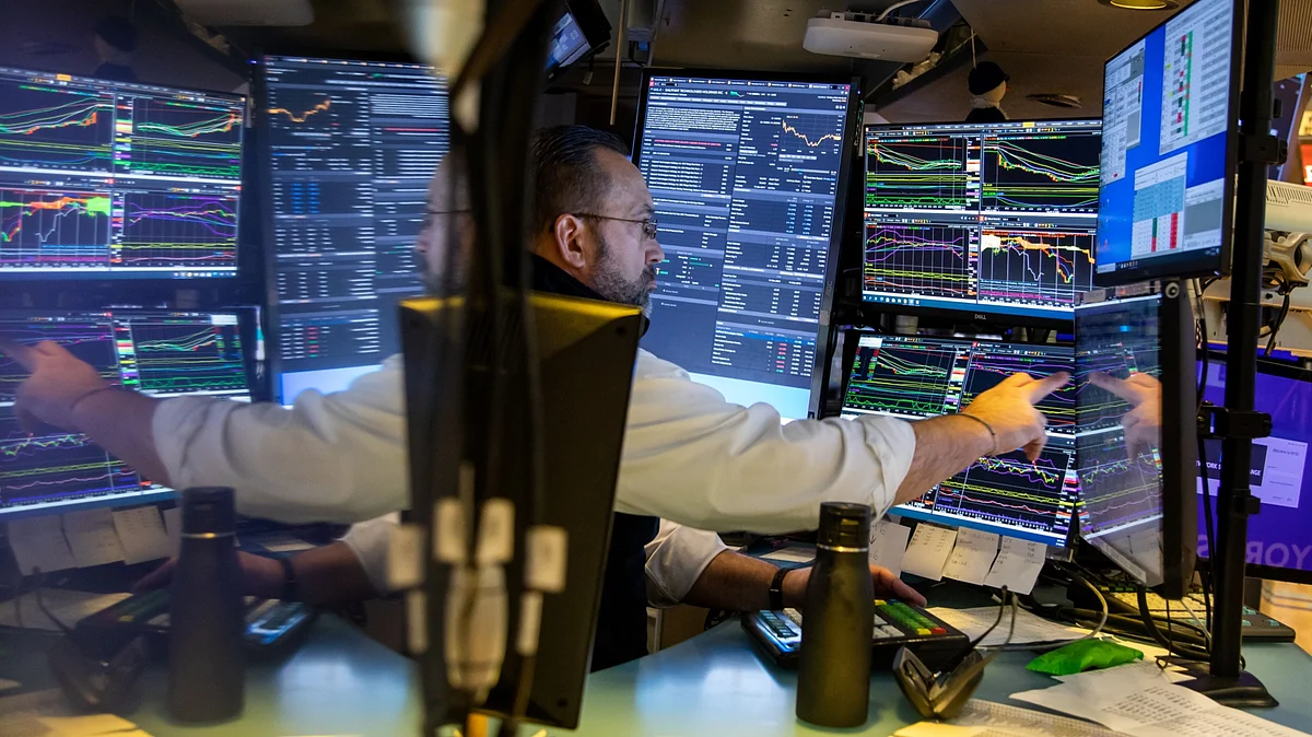 <div class="paragraphs"><p>A trader works on the floor of the New York Stock Exchange. (Photographer: Michael Nagle/Bloomberg)</p></div>