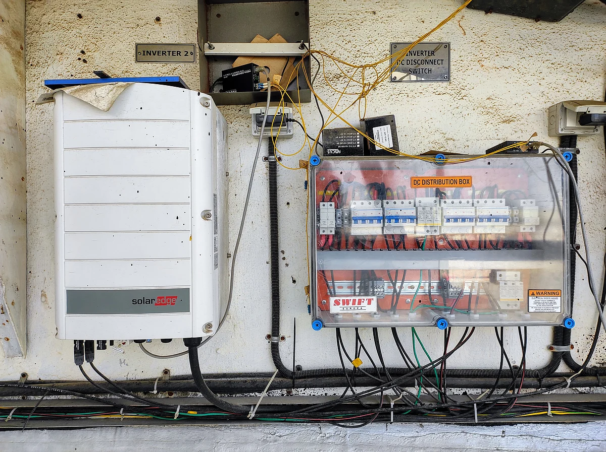 <div class="paragraphs"><p>A SolarEdge inverteralong-side a directcurrent distribution box in Mittal Towers, Nariman Point, Mumbai. (Source: BloombergQuint)</p></div>