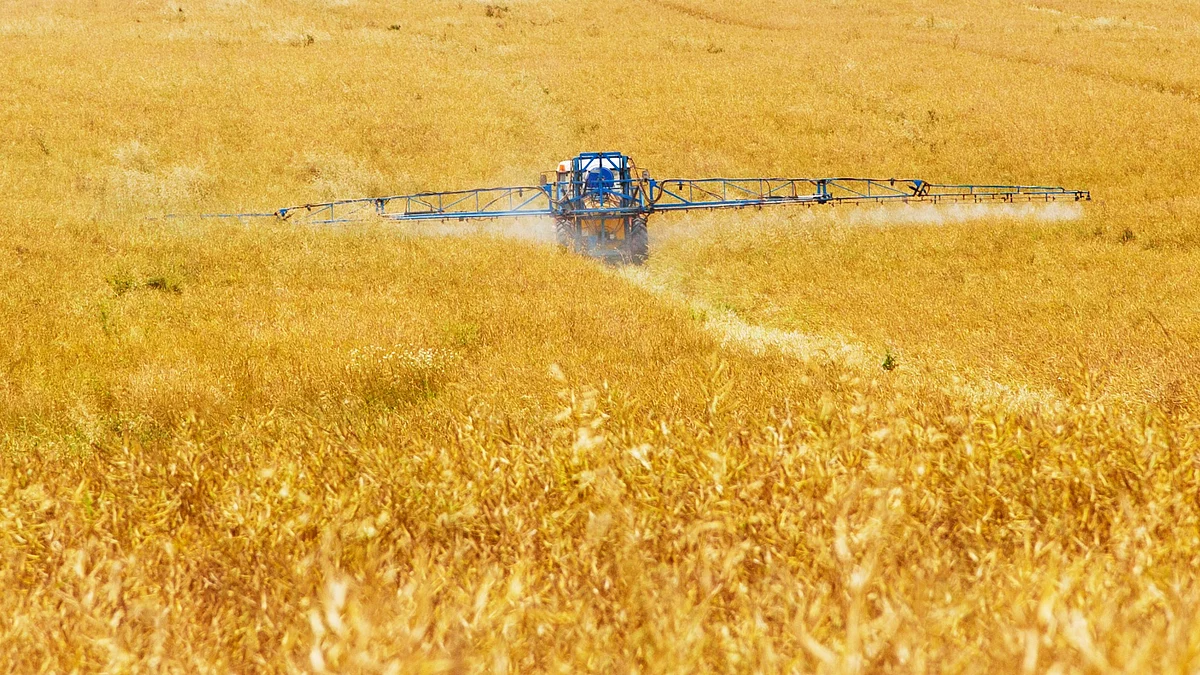 <div class="paragraphs"><p>A tractor spraying fertilizer in a field. (Source: pxhere)</p></div>