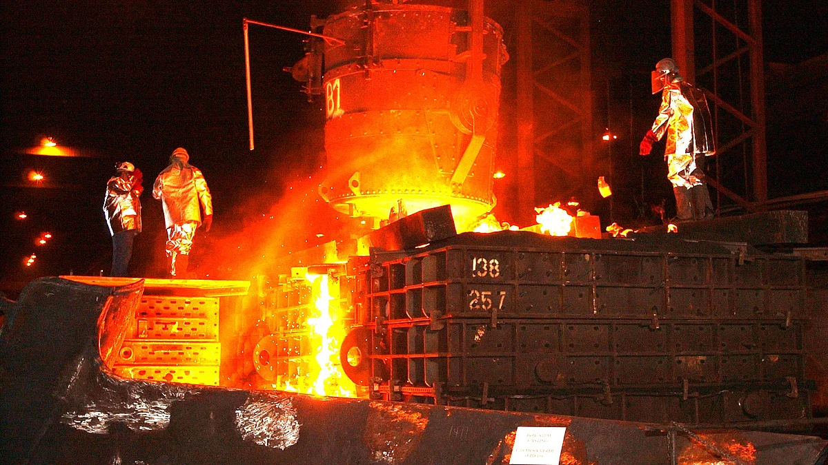 <div class="paragraphs"><p>Workers inside a steel factory. (Source: pxhere)</p></div>