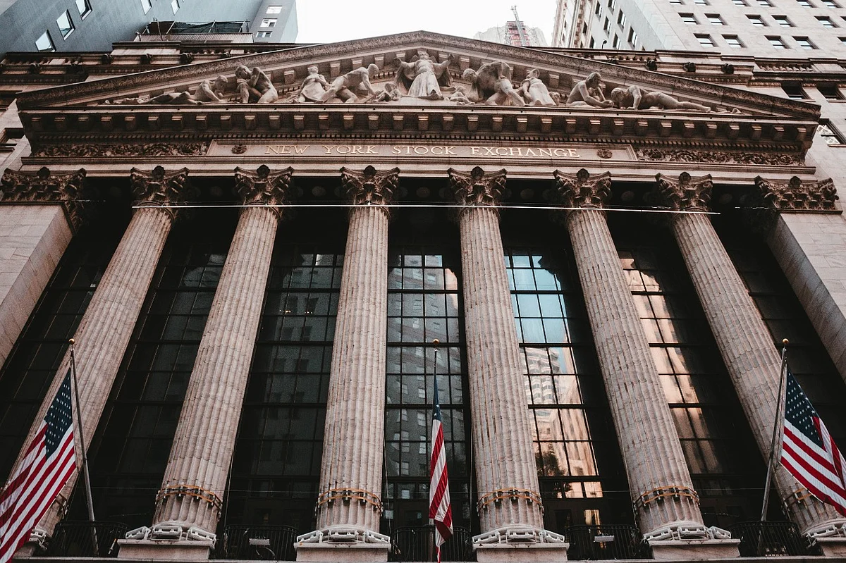 Stocks Sink as Stagflation Specter Haunts Trading: Markets Wrap