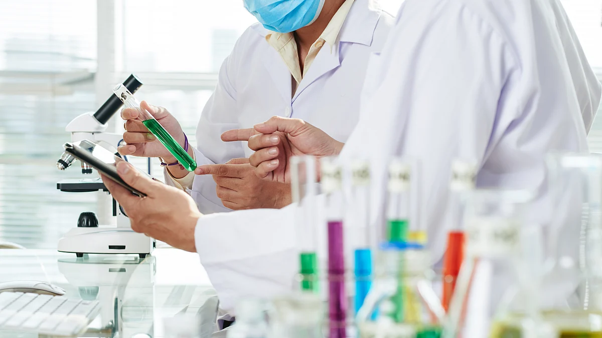 <div class="paragraphs"><p>Scientist carrying out an experiment in a R&D lab. (Source: freepik)</p></div>