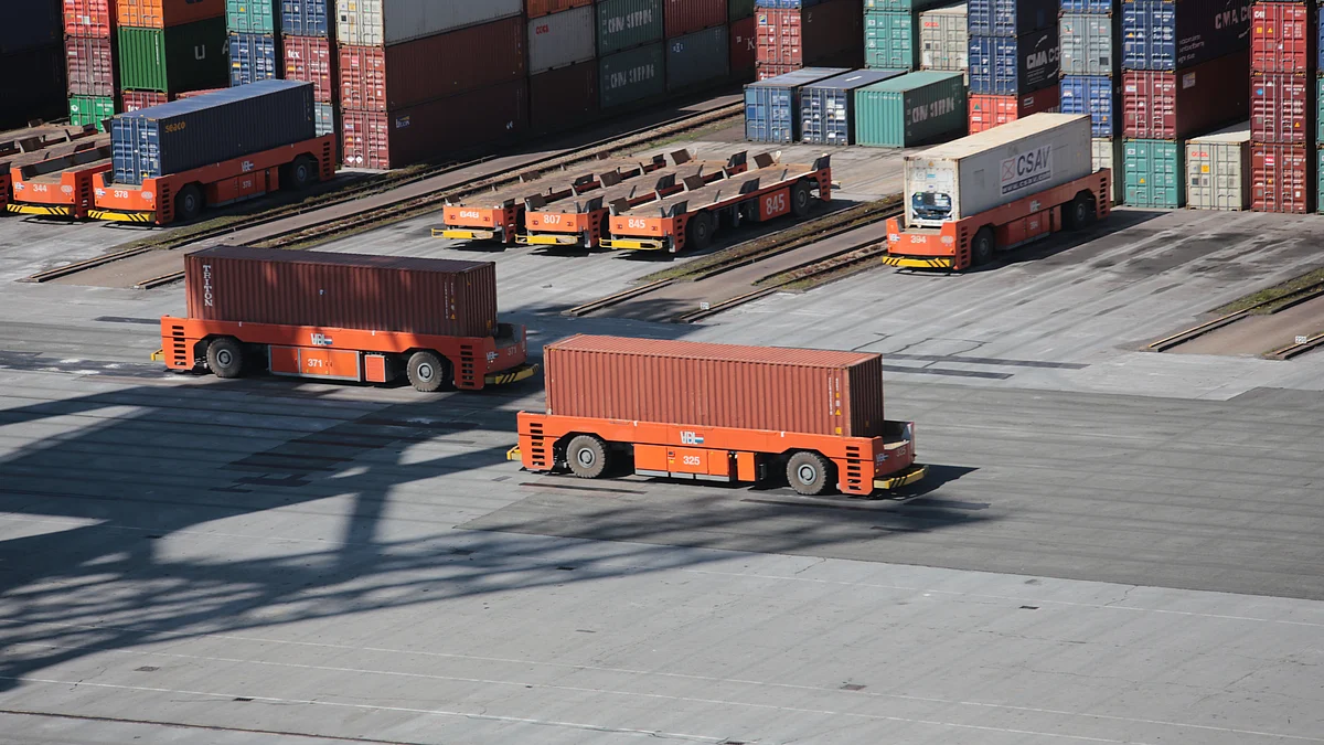 <div class="paragraphs"><p>Vehicles carrying containers. (Photo: Bernd Dittrich/Unsplash)</p></div>