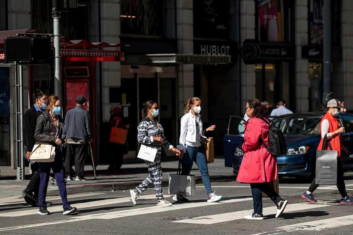 <div class="paragraphs"><p>Pedestrians carry shopping bags in San Francisco, California, US, on Wednesday, June 1, 2022. Photographer: David Paul Morris/Bloomberg</p></div>