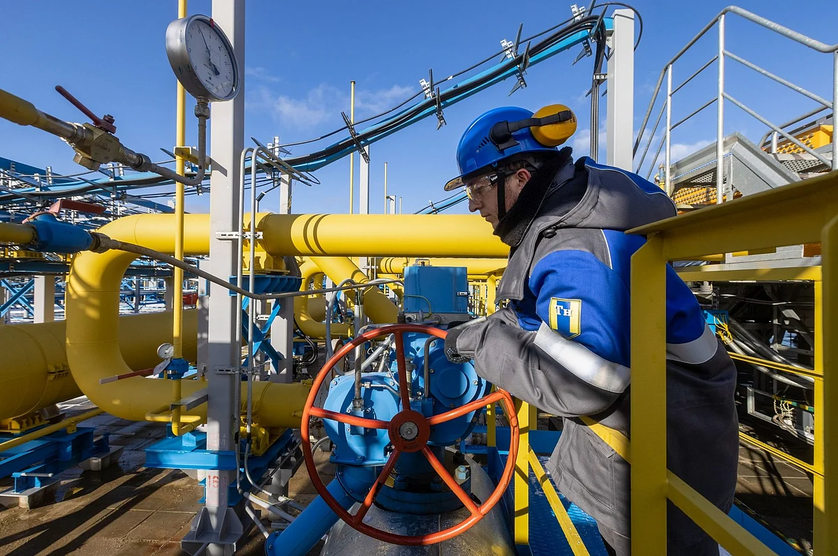 <div class="paragraphs"><p>A worker adjusts a valve wheel on a section of pipework at the Comprehensive Gas Treatment Unit No.3 at the Gazprom PJSC Chayandinskoye.</p></div>