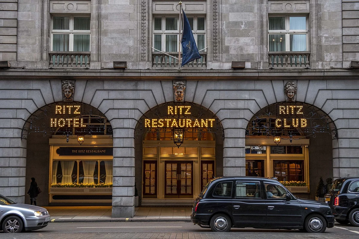 <div class="paragraphs"><p>A London black taxi cab passes the Ritz hotel in London, U.K. (Source: Bloomberg)</p></div>