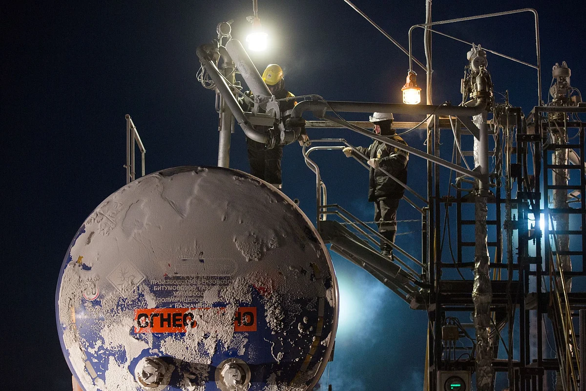 <div class="paragraphs"><p>Oil workers pump oil into a tanker truck on the Russkoye heavy crude oil field, operated by Rosneft PJSC, in the Yamalo-Nenets region of East Siberia, near Novy Urengoy, in Russia, on Thursday, Dec. 8, 2016. </p></div>