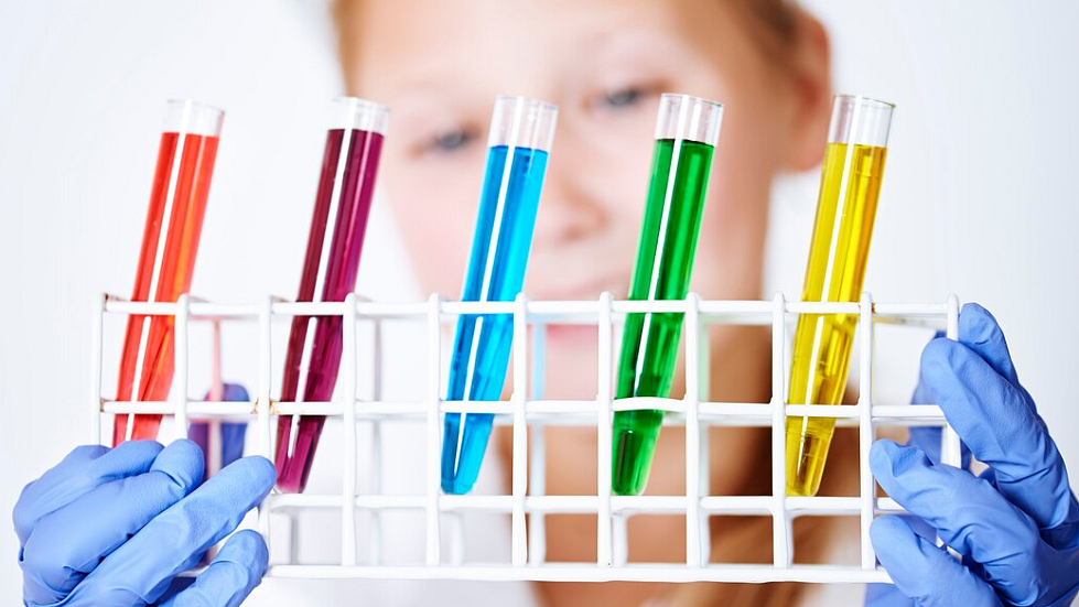 <div class="paragraphs"><p>A technician holding colourful chemical liquid in test tubes in a R&D lab. (Source: freepik)</p></div>